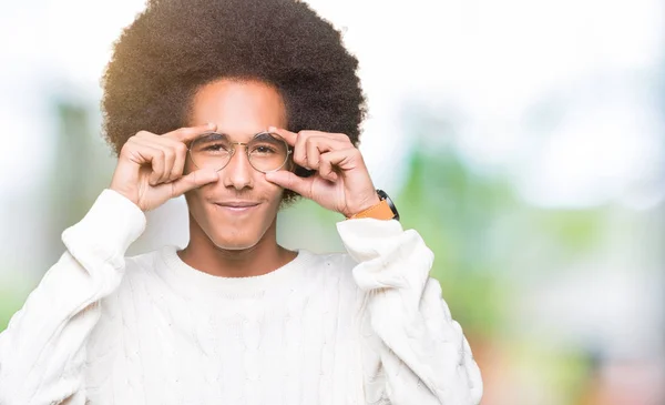 Joven Afroamericano Con Cabello Afro Usando Gafas Tratando Abrir Los — Foto de Stock