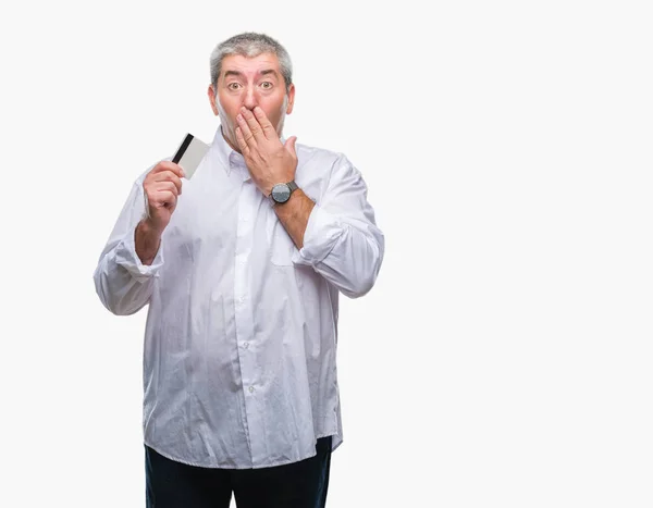 Przystojny Starszy Mężczyzna Trzymając Kartę Kredytową Białym Tle Okładka Usta — Zdjęcie stockowe