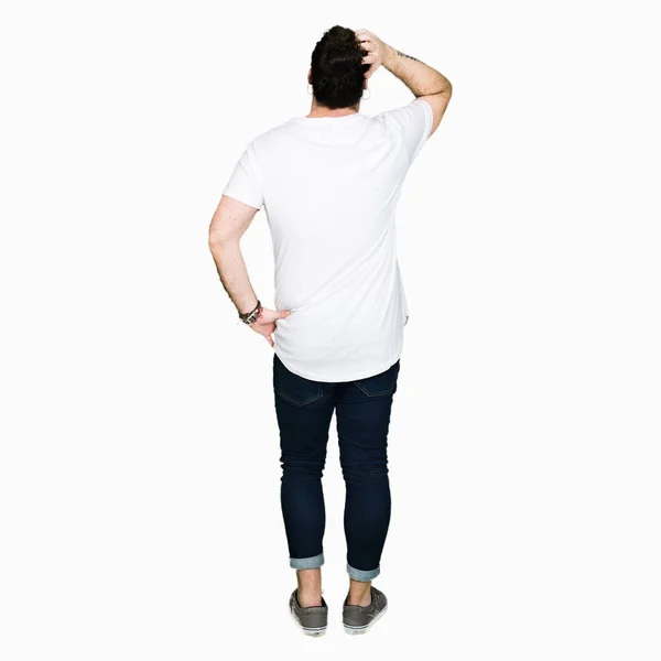 Homem Jovem Hipster Com Cabelos Longos Barba Vestindo Shirt Branca — Fotografia de Stock