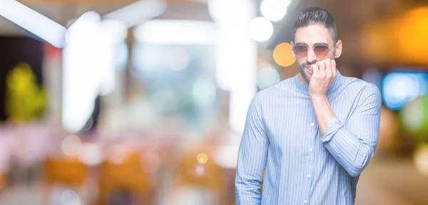 Joven Hombre Guapo Con Gafas Sol Sobre Fondo Aislado Mirando —  Fotos de Stock