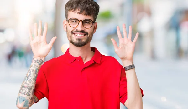 Joven Hombre Guapo Con Gafas Sobre Fondo Aislado Mostrando Apuntando — Foto de Stock