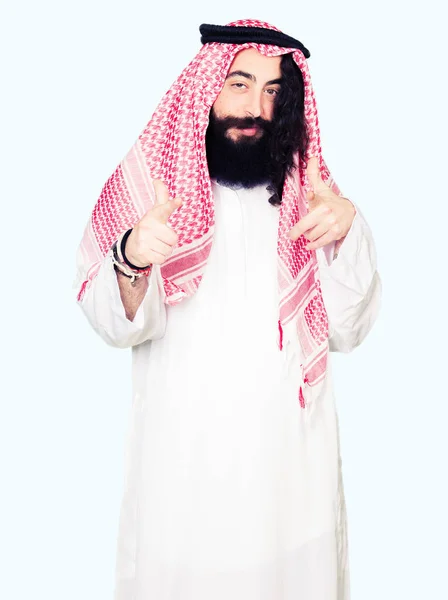 Człowiek Biznesu Arabskiego Długich Włosów Noszenia Tradycyjnych Kefija Szalik Wskazujące — Zdjęcie stockowe