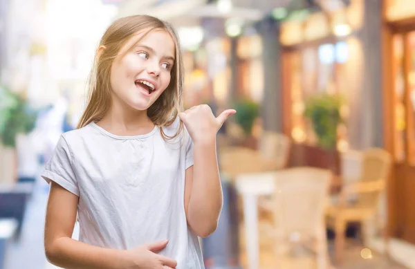 Joven Hermosa Chica Sobre Fondo Aislado Sonriendo Con Cara Feliz —  Fotos de Stock