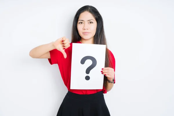 Young Brunette Woman Holding Paper Question Mark Isolated Background Angry — Stock Photo, Image