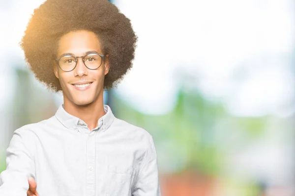 Unga Afroamerikanska Man Med Afro Hår Glasögon Leende Vänliga Erbjudande — Stockfoto