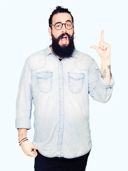 Молодий Хіпстер Довгим Волоссям Бородою Носить Окуляри Вказуючи Пальцем Успішну — стокове фото