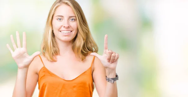 Mulher Bonita Vestindo Camisa Laranja Sobre Fundo Isolado Mostrando Apontando — Fotografia de Stock