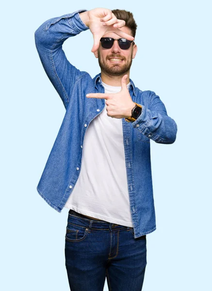 Joven Hombre Elegante Guapo Con Chaqueta Mezclilla Sonriente Haciendo Marco — Foto de Stock