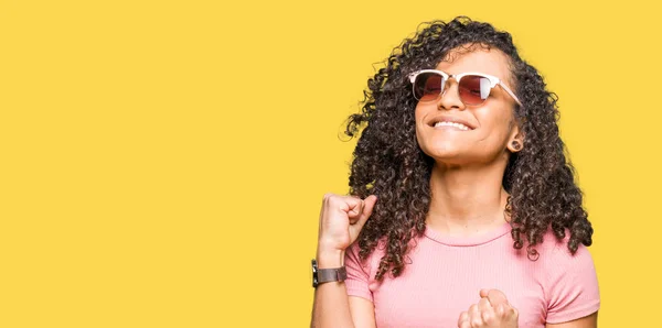 Giovane Bella Donna Con Capelli Ricci Indossa Occhiali Sole Rosa — Foto Stock