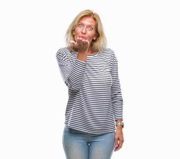 Wiek Średni Blond Kobieta Białym Tle Patrząc Kamery Buziak Ręką — Zdjęcie stockowe