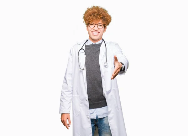 Mladý Pohledný Doktor Lékařských Kabátě Úsměvem Přátelskou Nabídku Handshake Jako — Stock fotografie