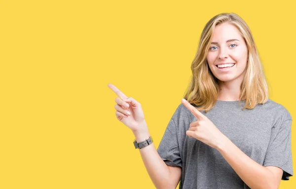 Mulher Bonita Vestindo Camiseta Casual Oversize Sobre Fundo Isolado Sorrindo — Fotografia de Stock