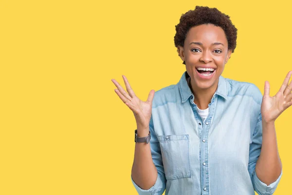 Jonge Mooie Afrikaanse Amerikaanse Vrouw Geïsoleerde Achtergrond Vieren Gek Verbaasd — Stockfoto