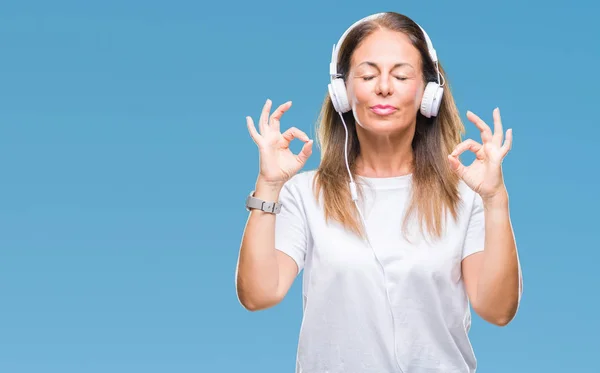 Mujer Hispana Mediana Edad Escuchando Música Usando Auriculares Sobre Fondo — Foto de Stock