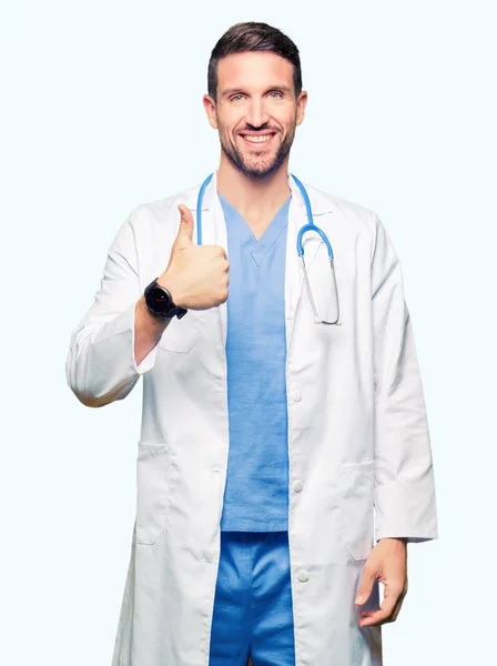 Médico Guapo Vistiendo Uniforme Médico Sobre Fondo Aislado Haciendo Gesto —  Fotos de Stock