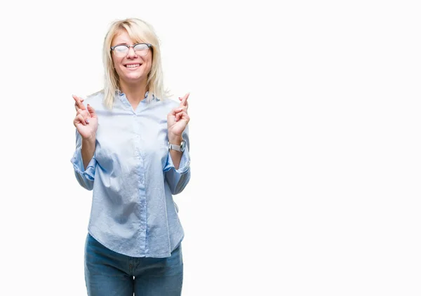 Jonge Mooie Blonde Zakenvrouw Bril Geïsoleerde Achtergrond Glimlachend Kruising Vingers — Stockfoto