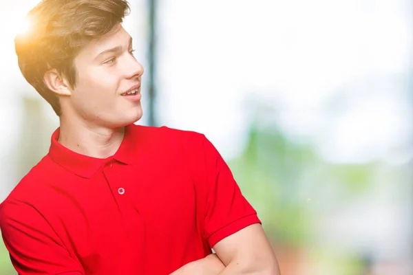 Jonge Knappe Man Met Rode Shirt Geïsoleerde Achtergrond Glimlachend Zoek — Stockfoto