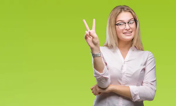 Jonge Kaukasische Zakenvrouw Bril Geïsoleerde Achtergrond Glimlachend Met Blij Gezicht — Stockfoto