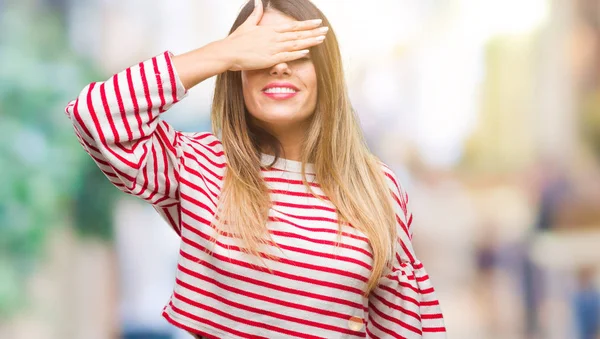 Jovem Bela Mulher Listras Casuais Camisola Inverno Sobre Fundo Borrado — Fotografia de Stock