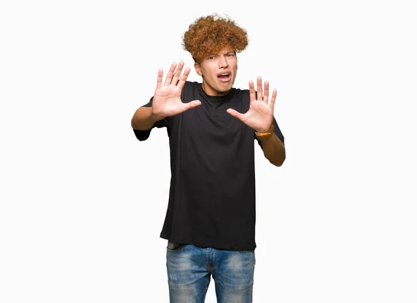 Joven Hombre Guapo Con Pelo Afro Vistiendo Camiseta Negra Asustado — Foto de Stock