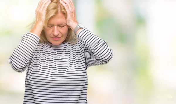 Blonde Frau Mittleren Alters Mit Isoliertem Hintergrund Die Unter Kopfschmerzen — Stockfoto