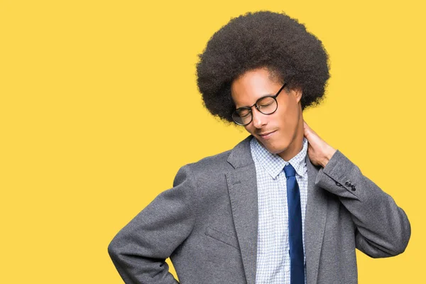 Unga Afroamerikanska Affärsman Med Afro Hår Bär Glasögon Lidande Värk — Stockfoto