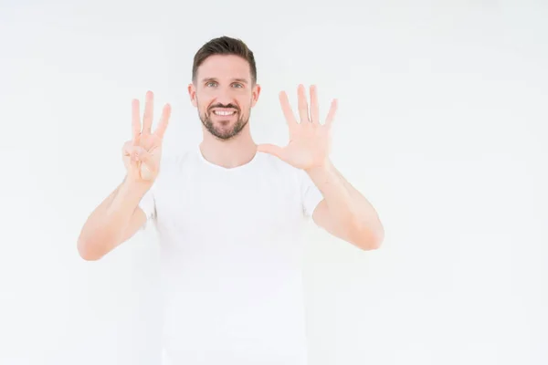 Jonge Knappe Man Dragen Casual Wit Shirt Geïsoleerde Achtergrond Weergeven — Stockfoto