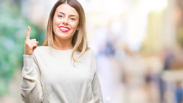 Mujer Hermosa Joven Suéter Blanco Casual Sobre Fondo Borroso Apuntando — Foto de Stock