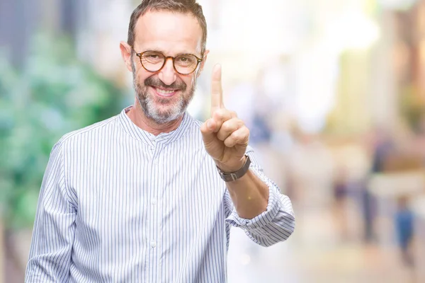 Mezza Età Hoary Anziano Uomo Indossa Occhiali Sfondo Isolato Mostrando — Foto Stock