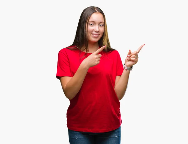 Joven Hermosa Mujer Caucásica Sobre Fondo Aislado Sonriendo Mirando Cámara — Foto de Stock