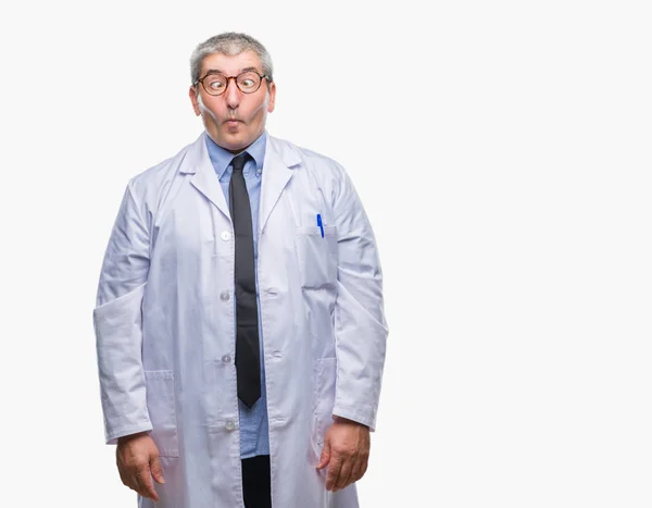 Yakışıklı Kıdemli Doktor Üzerinde Beyaz Önlük Giyen Bilim Adamı Profesyonel — Stok fotoğraf