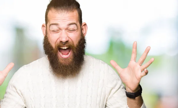 Joven Hombre Hipster Vistiendo Suéter Invierno Celebrando Loco Loco Por —  Fotos de Stock