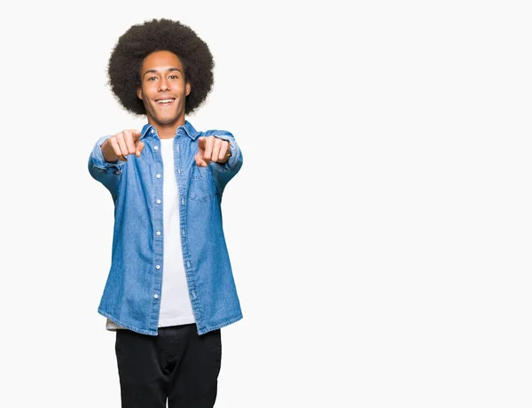 Молодой Африканский Американец Афроволосами Указывает Тебя Камеру Пальцами Улыбаясь Позитивно — стоковое фото