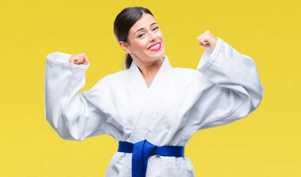 Kol Kasları Gururlu Gülümseyen Gösterilen Sarı Arka Plan Üzerinde Karate — Stok fotoğraf