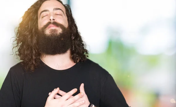 Giovane Con Capelli Lunghi Barba Che Indossa Pesante Vestito Metallo — Foto Stock