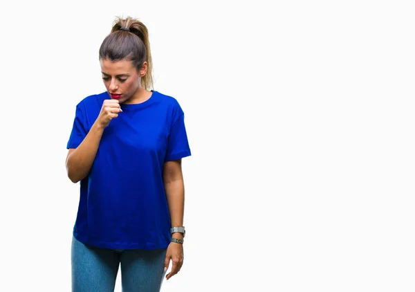 年轻的美丽的女人穿着休闲蓝色 T恤在孤立的背景感到不适和咳嗽作为症状的感冒或支气管炎 医疗理念 — 图库照片