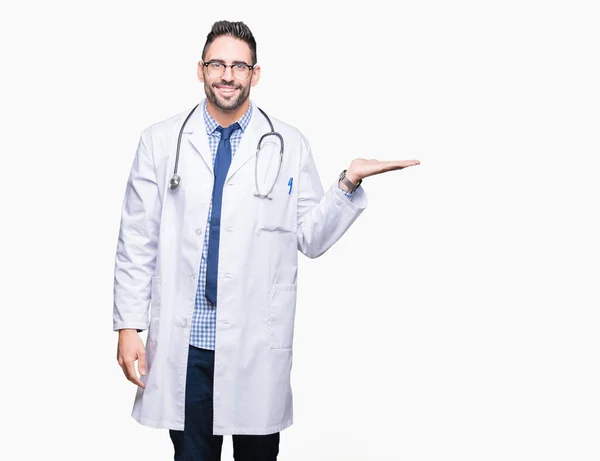 Pohledný Mladý Lékař Muž Nad Izolované Pozadí Úsměvem Veselá Prezentaci — Stock fotografie
