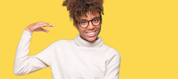 Beautiful Young African American Woman Wearing Glasses Isolated Background Gesturing — Stock Photo, Image