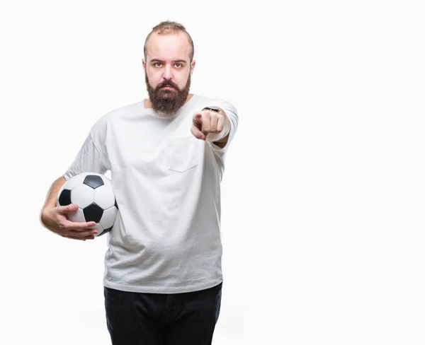 サッカー サッカー ボールの上に保持している若い白人ヒップ男分離カメラと指で指している背景 手署名 正面からポジティブで自信のジェスチャー — ストック写真