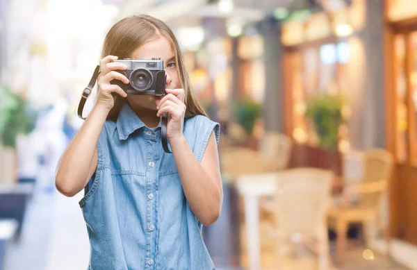 Giovane Bella Ragazza Scattare Foto Utilizzando Fotocamera Vintage Sfondo Isolato — Foto Stock