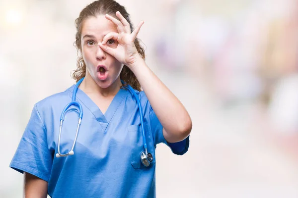 Junge Brünette Ärztin Trägt Krankenschwester Oder Chirurg Uniform Über Isoliertem — Stockfoto