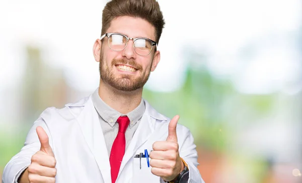 Jovem Cientista Bonito Homem Usando Óculos Aprovando Fazer Gesto Positivo — Fotografia de Stock