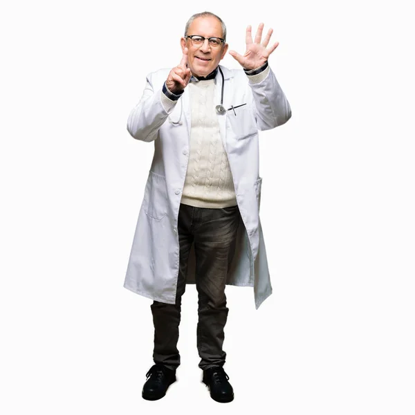 Stilig Senior Doktor Man Klädd Medicinsk Coat Visar Och Pekar — Stockfoto