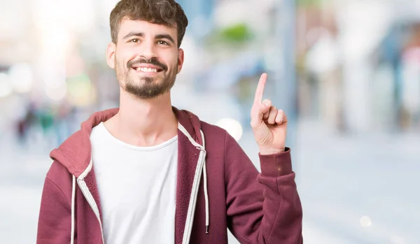 Joven Hombre Guapo Sobre Fondo Aislado Mostrando Señalando Hacia Arriba —  Fotos de Stock