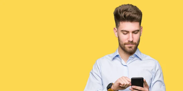 Jovem Homem Bonito Empresa Usando Smartphone Com Uma Expressão Confiante — Fotografia de Stock