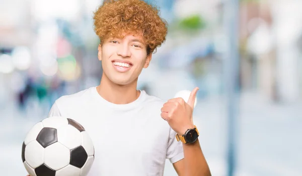 Joven Hombre Guapo Sosteniendo Pelota Fútbol Feliz Con Una Gran — Foto de Stock