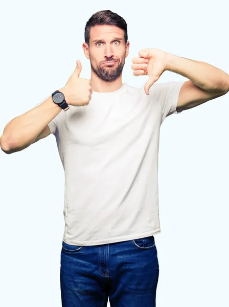 Bonito Homem Vestindo Camiseta Branca Casual Fazendo Polegares Para Cima — Fotografia de Stock