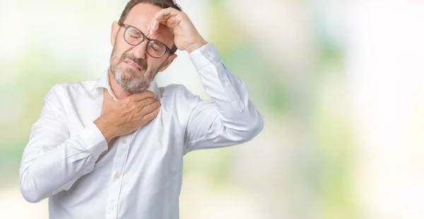 Knappe Middenleeftijd Elegante Senior Zakenman Bril Geïsoleerd Achtergrond Touching Voorhoofd — Stockfoto