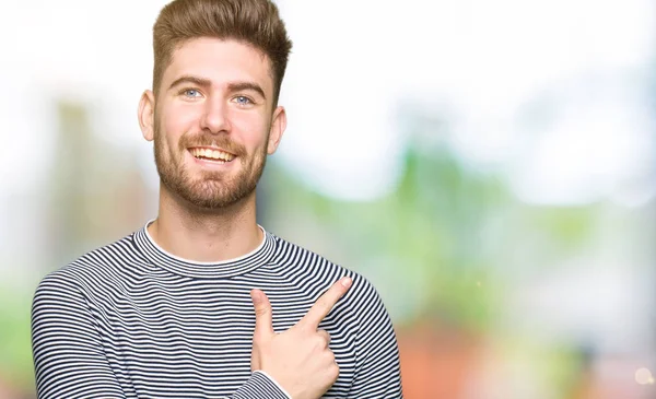 Pemuda Tampan Mengenakan Garis Garis Sweater Ceria Dengan Senyum Wajah — Stok Foto