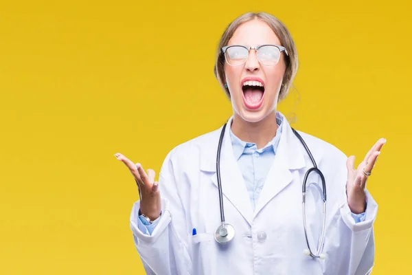 Bella Giovane Donna Medico Bionda Indossa Uniforme Medica Sfondo Isolato — Foto Stock